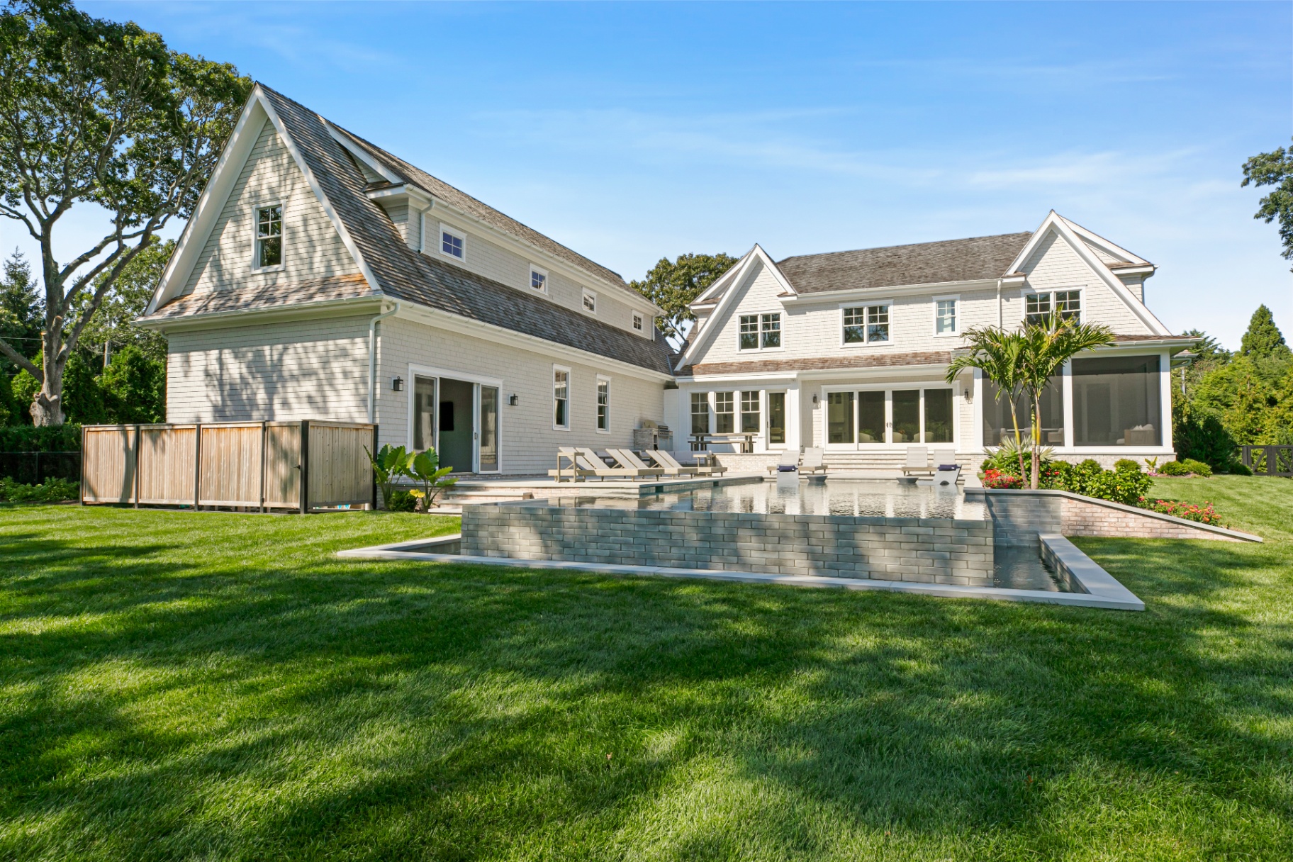 2 Stone Lane — Exterior
