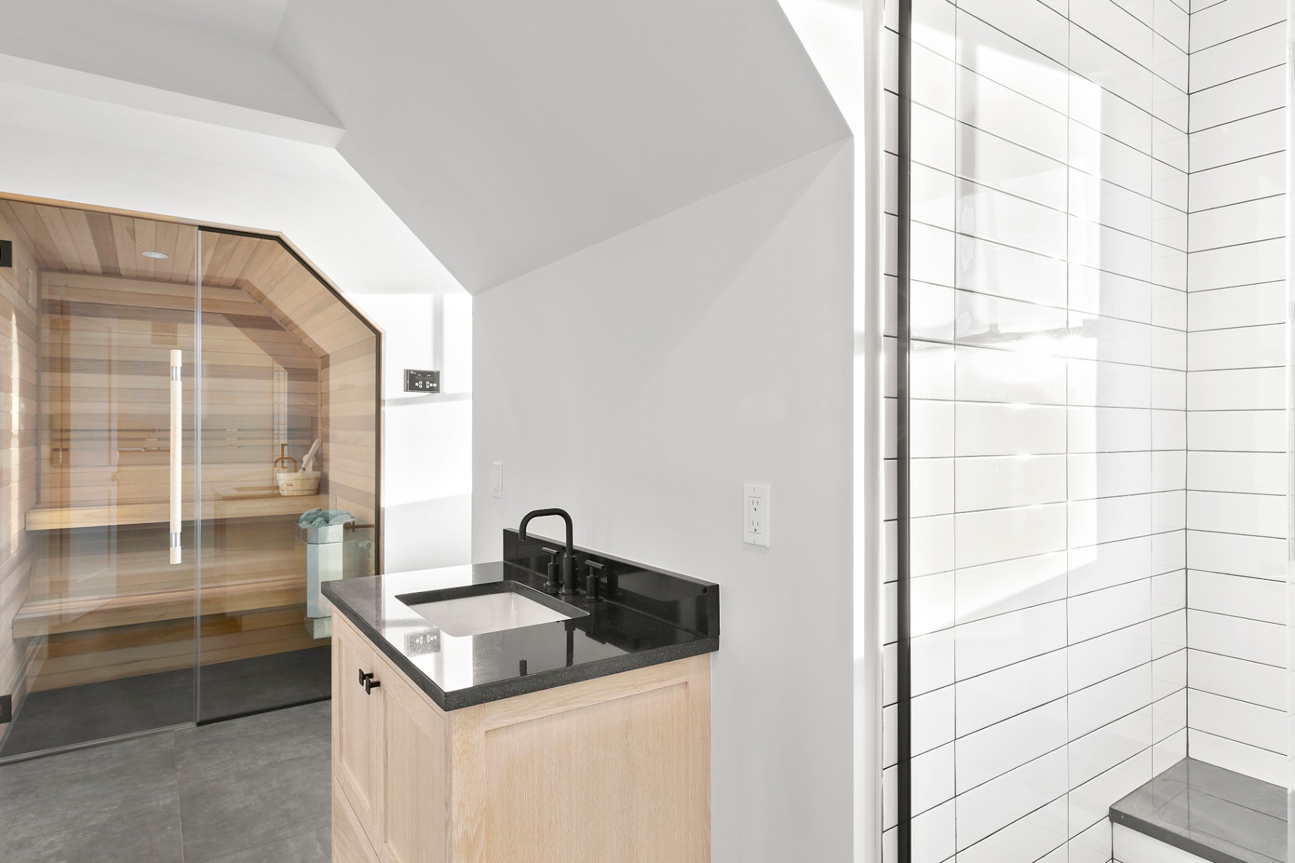 30 Second Neck Lane — Spa Bath & Sauna